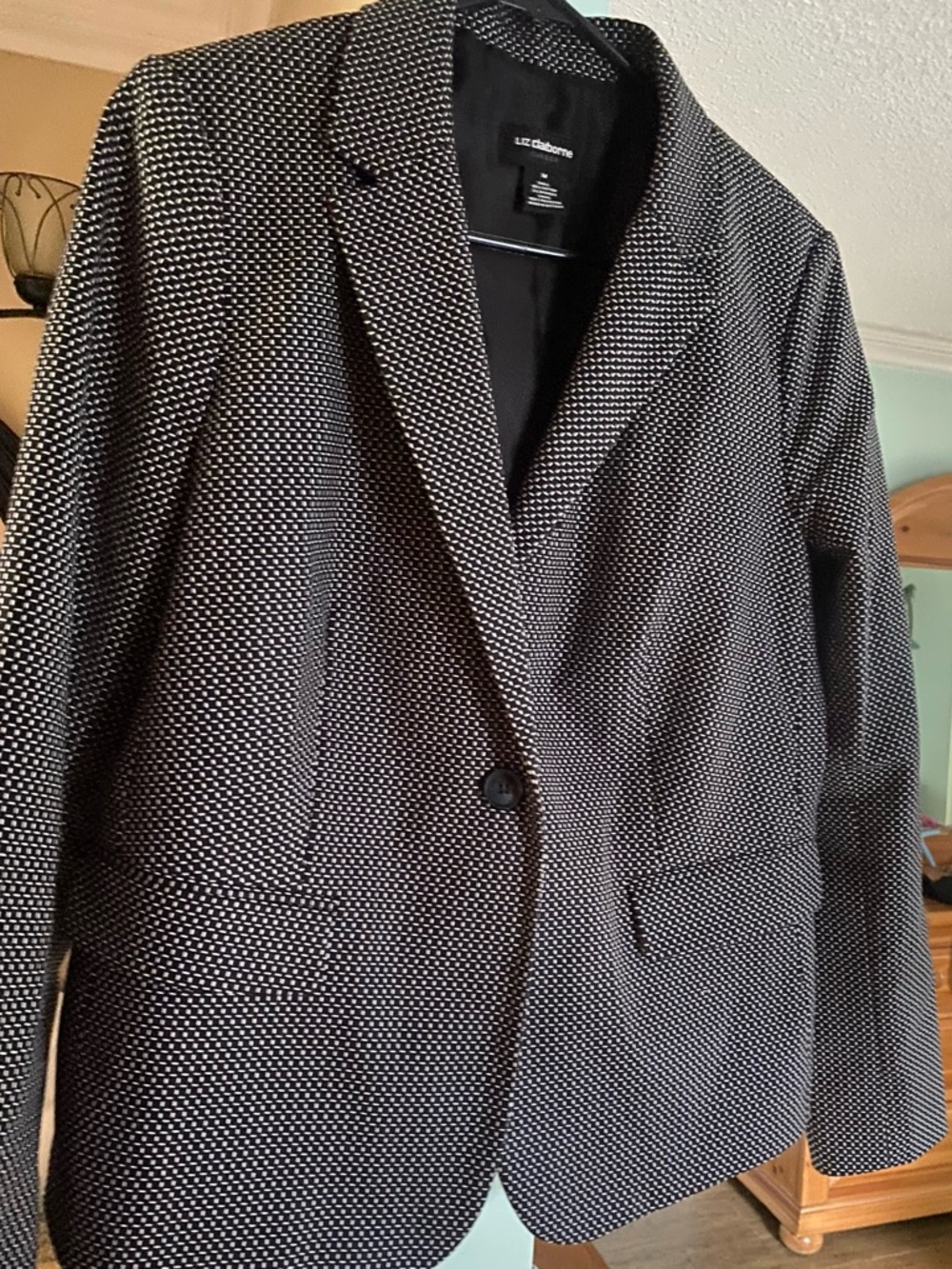 LIZ CLAIBORNE BLACK AND WHITE BLAZER. SIZE M. EUC.